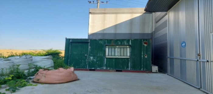 목록1,3 토지,건물 일부(에이동) 좌측 제시외 컨테이너박스 전경