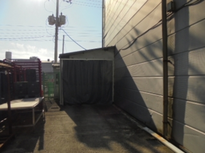 제시외건물 지게차 보관소 및 충전소