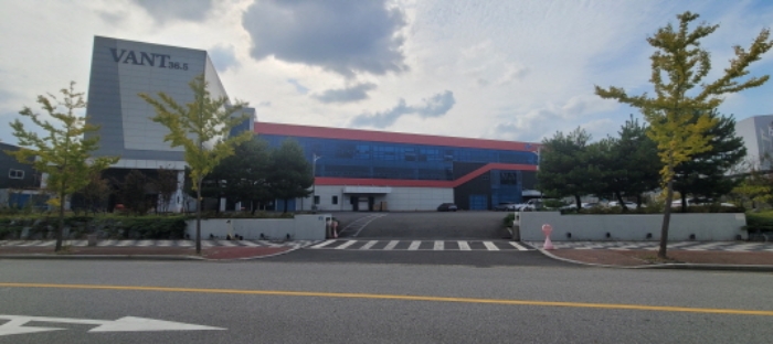 창고와 공장동 전경