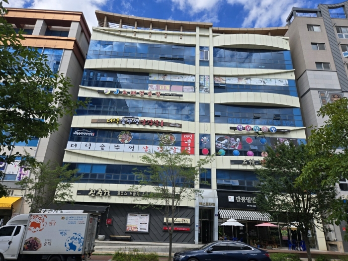 본건 정면, 남서측 인접 촬영