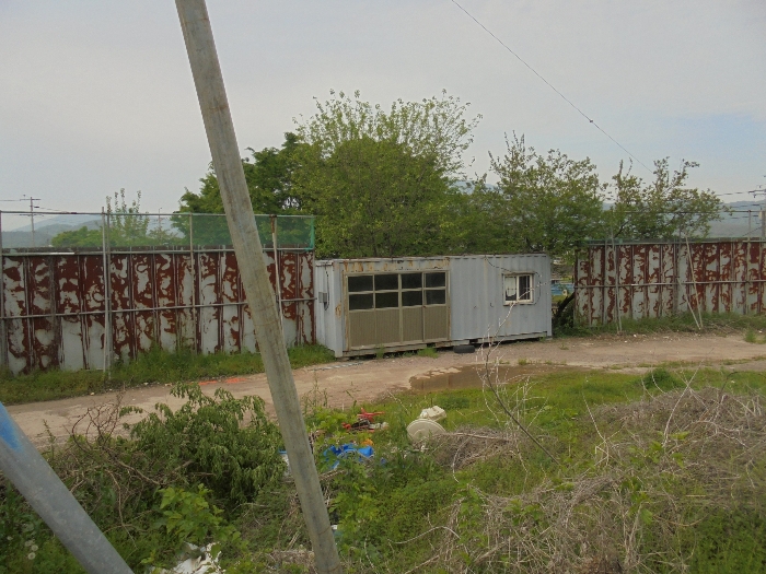 기호2 토지 및 일부 지상의 컨테이너박스 등 전경