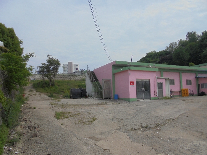 기호4 토지 및 지상의 타인점유부분(698-1번지 건물 점유부분) 등 전경