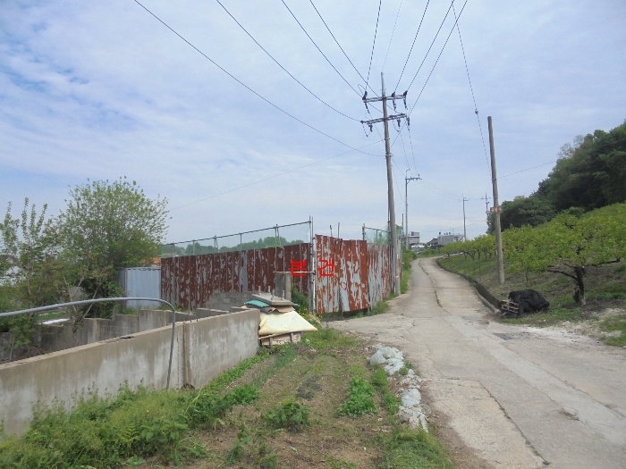 남서측 도로변에서 본 본건 전경
