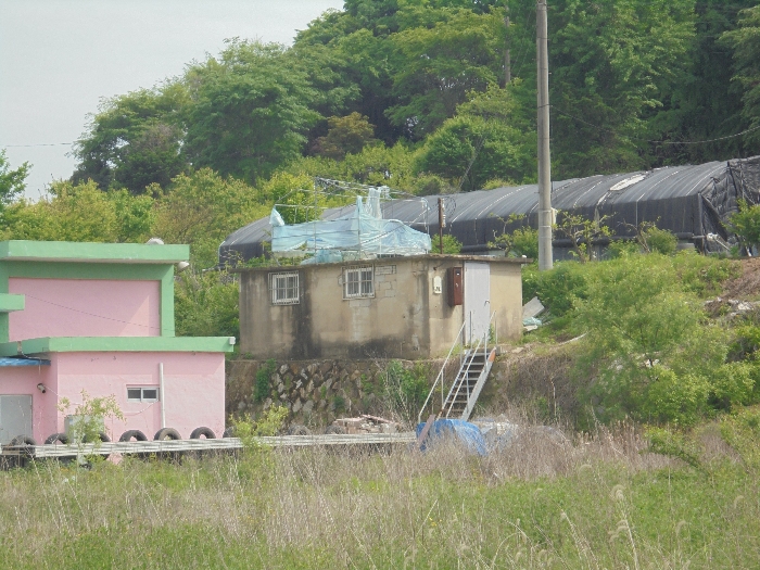 기호1 토지 및 지상의 타인점유부분(698-1번지 및 701-2번지 건물 점유부분) 등 전경