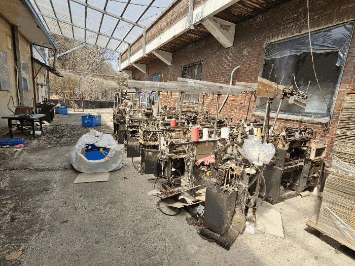 기호2 에이동과 기호2 비동 사이 방치된 장갑편직기 (평가외)