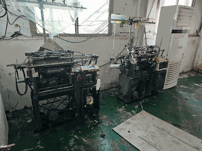 기호2 에이동 내 고장난 것으로 보이는 장갑편직기 (평가외)