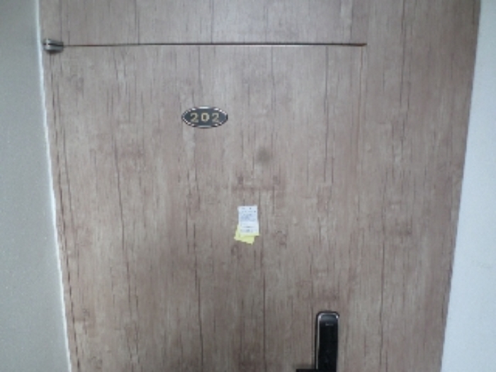 목록2. 2층 202호 출입문