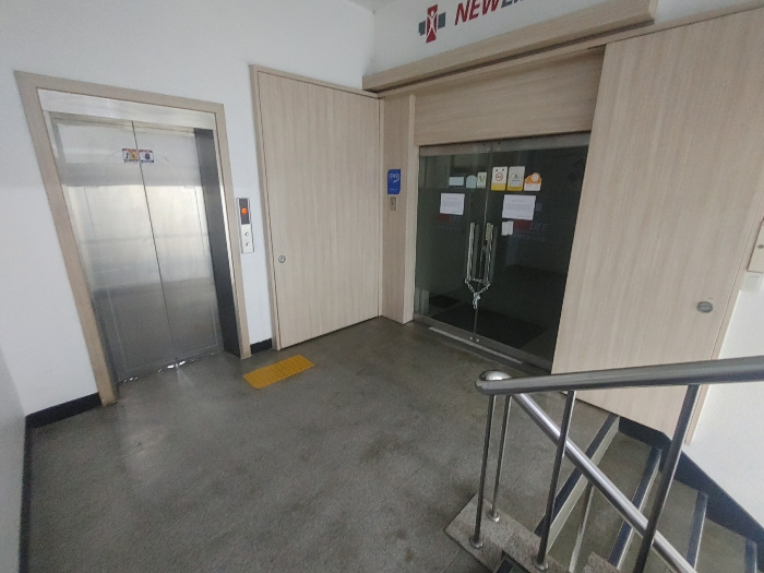 본건 앞 복도, 승강기 등
