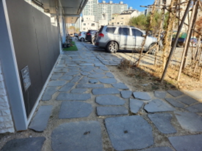 제시목록1 토지의 일부가 목록2 건물의 전면 주차장으로 사용중인 모습 