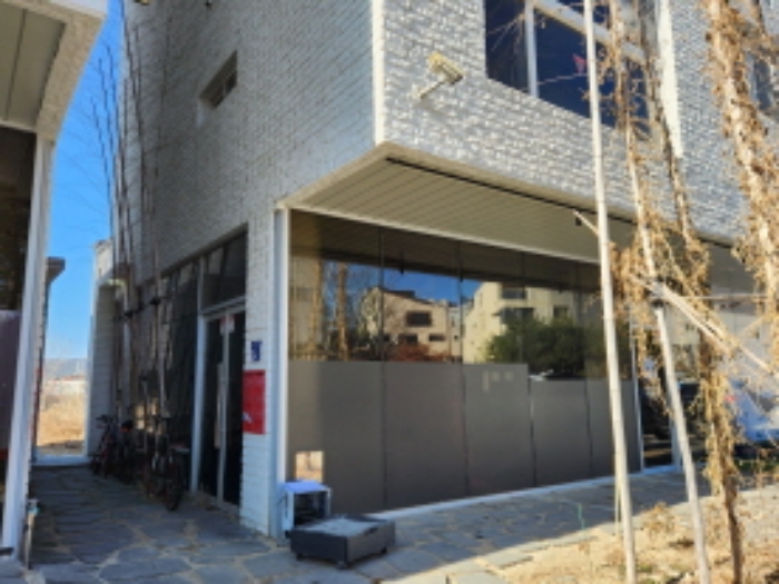 제시목록2 건물의 인접동과의 측면 및 1층 좌측상가 모습 