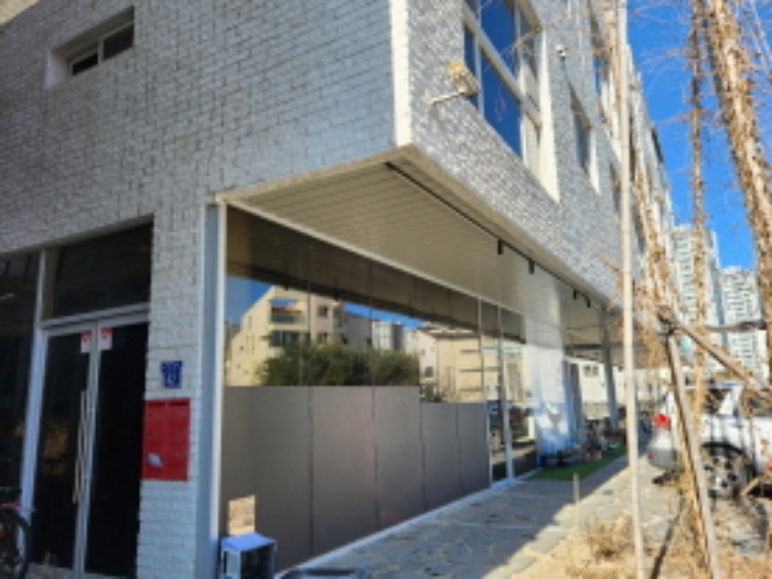 제시목록2 건물의 인접동에서 좌측으로 촬영한 모습 