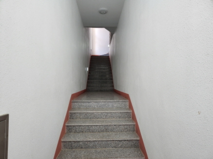 제시목록2 건물의 2-3층 출입구 모습 