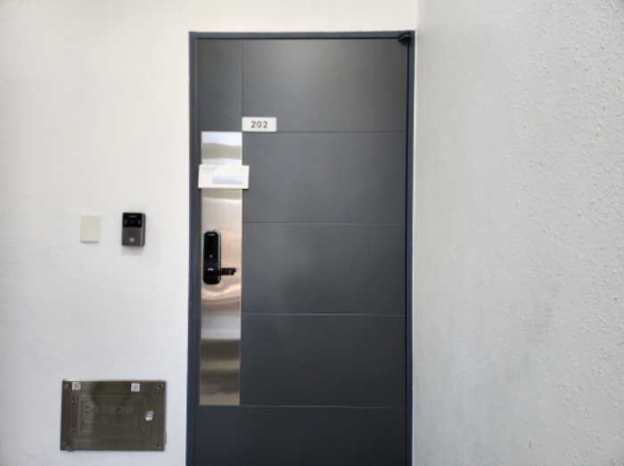 제시목록2 건물의 2층 202호 세대출입문 전경 