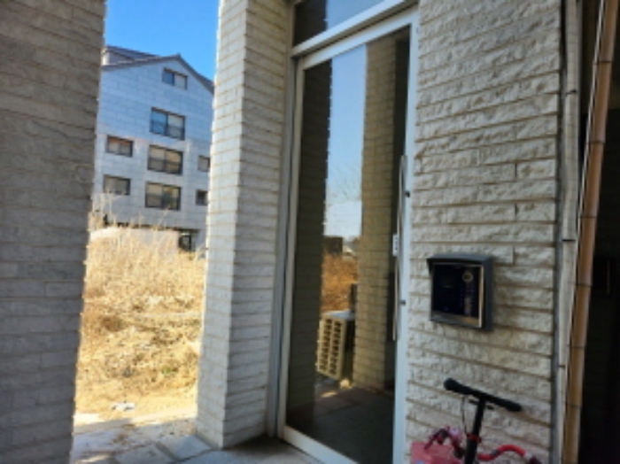 제시목록2 건물 2-3층 세대의 공동출입문 모습  