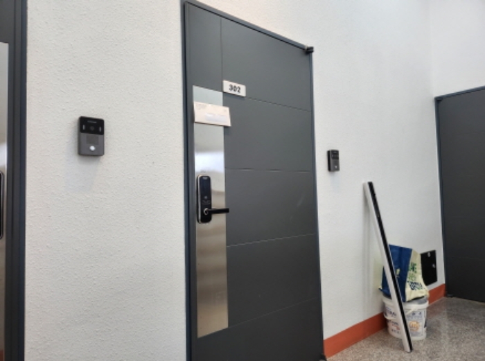 제시목록2 건물의 층 302호 세대출입문 전경 