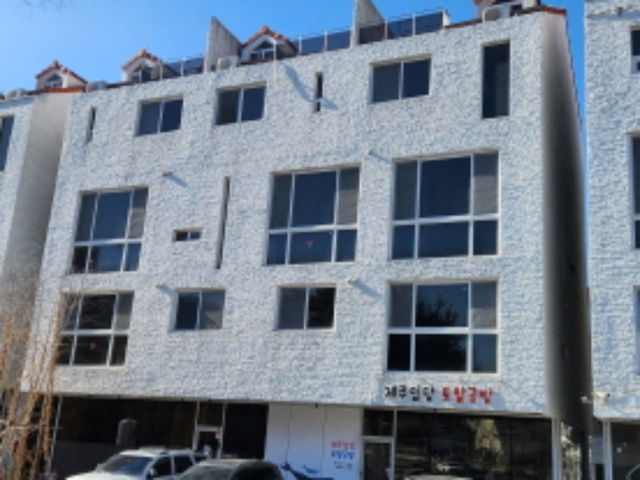 제시목록1,2의 건물 및 부지의 전면 전경