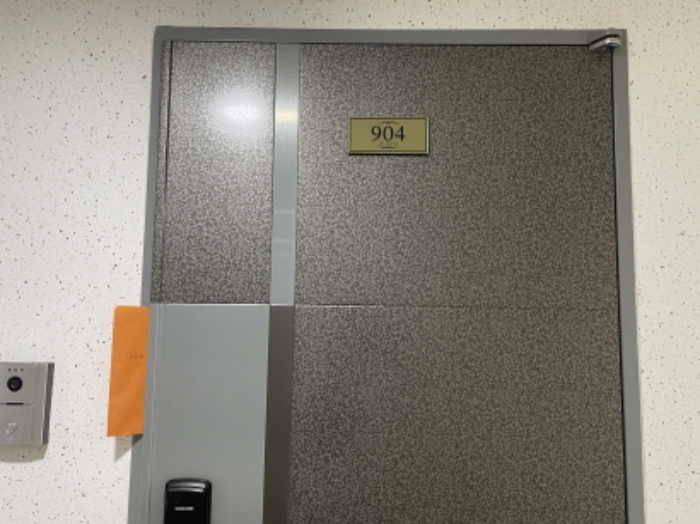 904호 출입문