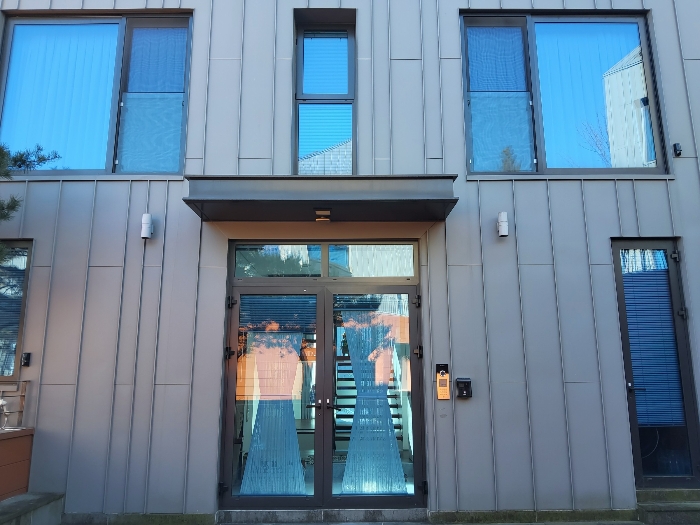 본건 2(가) : 로제티움 15동 1층 출입구 근경