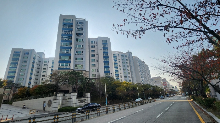 본건 단지 북동측-> 북서측 전경 및 주변전경’><br /><img src=