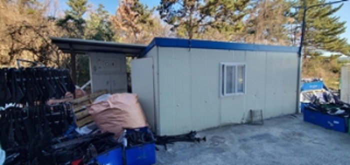 제시외 (ㅁ),(ㅂ) 가추 및 창고(인접지번 1021번지 지상에 소재)