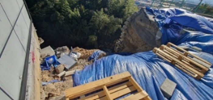 기호 2 제시 건물 부속1(3층사무실 및 숙소)의 뒤쪽 옹벽이 붕괴된 전경