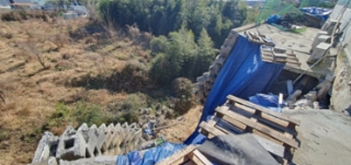 기호 2 제시 건물 부속1(3층사무실 및 숙소)의 뒤쪽 옹벽이 붕괴된 전경