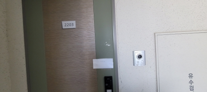 전유세대 출입문(현황조사 안내문 부착)