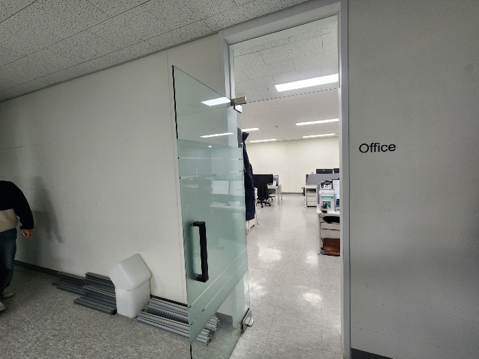 [503호, 504호 사이 개폐문]