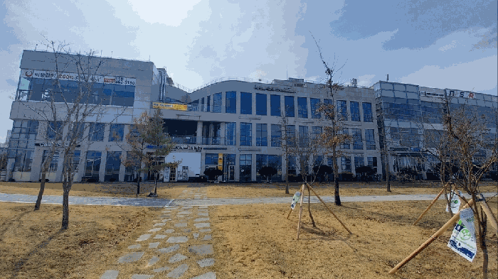 본건 건물 후면(수변공원 쪽에서)