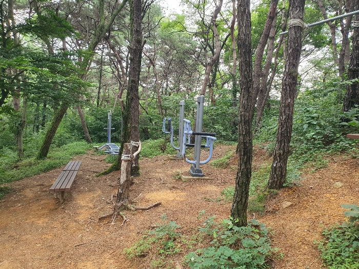 본건 소재 야외체육시설 및 야외벤치