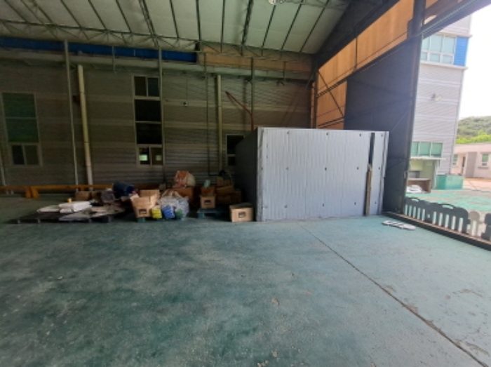 목록 2 1층 내부 소방시설로 보이는 물탱크 등