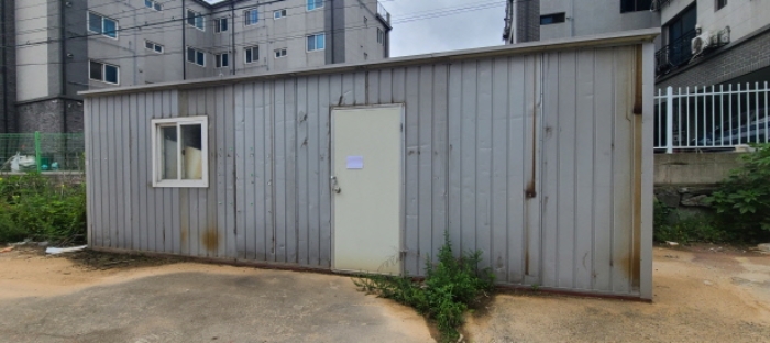 목록 1 토지 및 토지상 제시외 컨테이너 전경(안내문 부착)