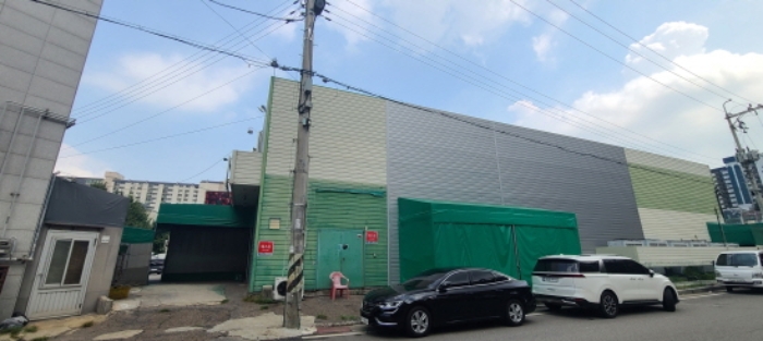 목록 2, 4. 토지 및 목록 1 건물과 연결된 제시외 천막조 가시설물 전경