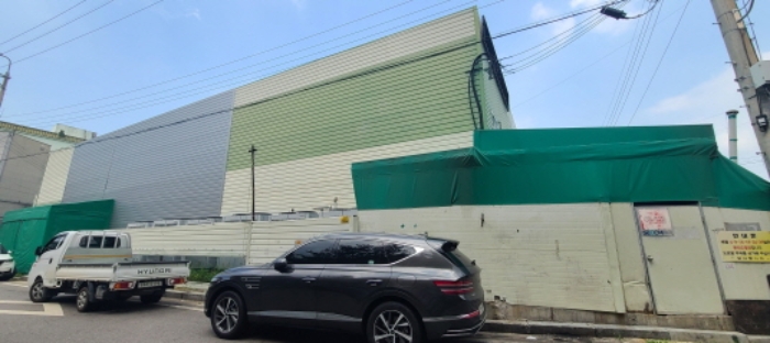 목록 3 토지 및 목록 1 건물과 연결된 제시외 천막조 가시설물 전경(1)