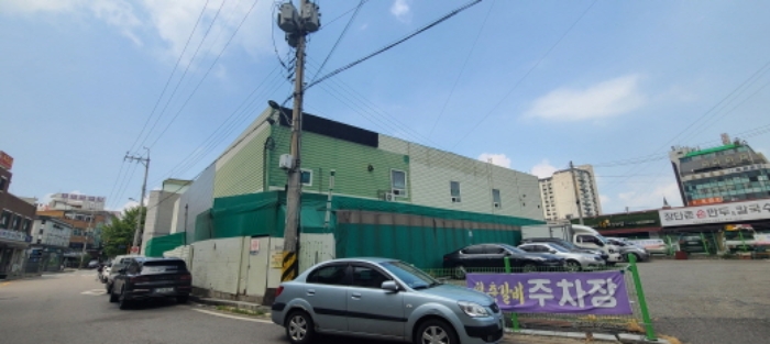 목록 3 토지 및 목록 1 건물과 연결된 제시외 천막조 가시설물 전경(2)