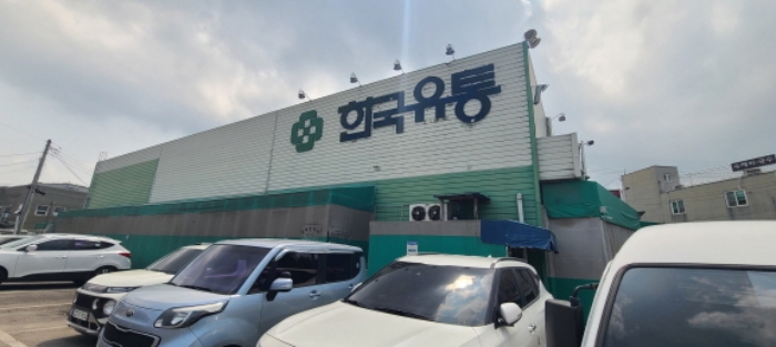 목록 4 토지 및 목록 1 건물과 연결된 제시외 천막조 가시설물 전경(1)