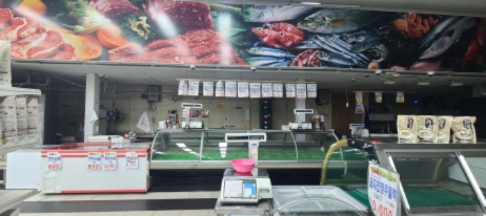 목록 1 건물내 정육코너 전경(안내문 부착)