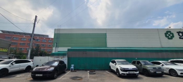 목록 4 토지 및 목록 1 건물과 연결된 제시외 천막조 가시설물 전경(2)