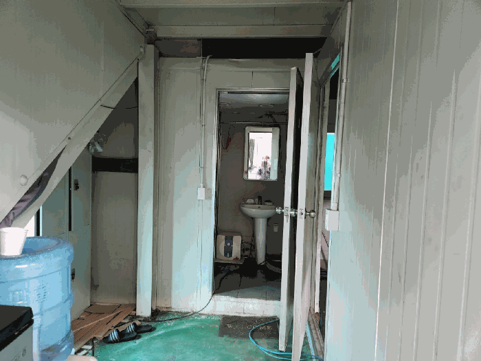 본건 제시외건물(ㄱ)내 화장실