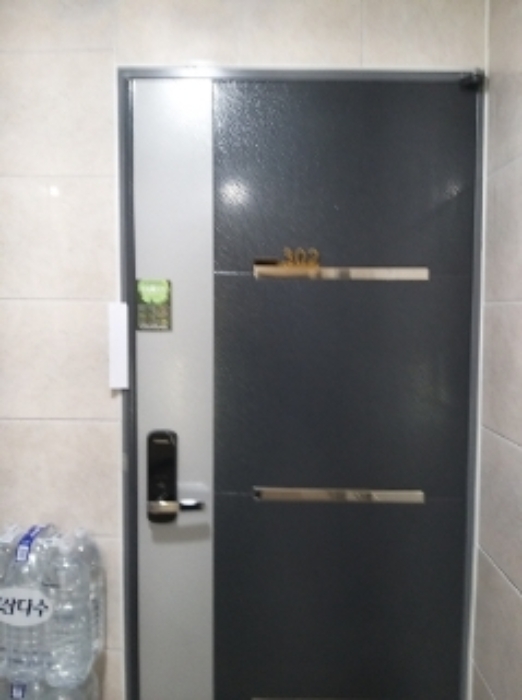 302호 출입문