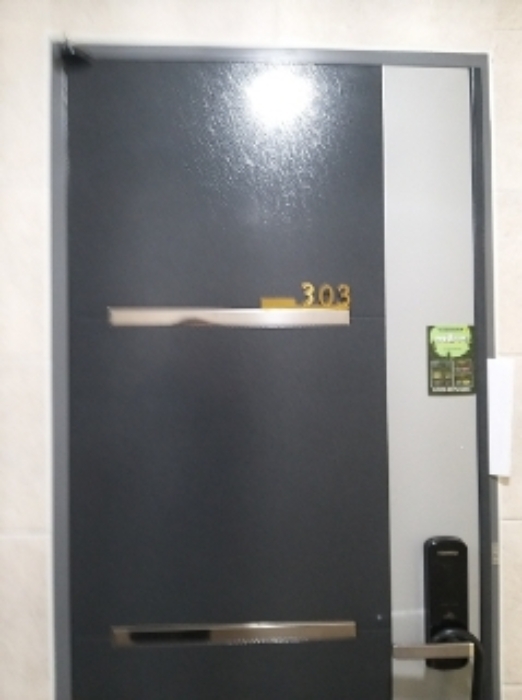 303호 출입문