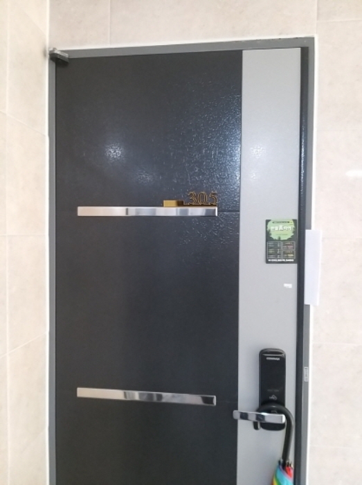 305호 출입문