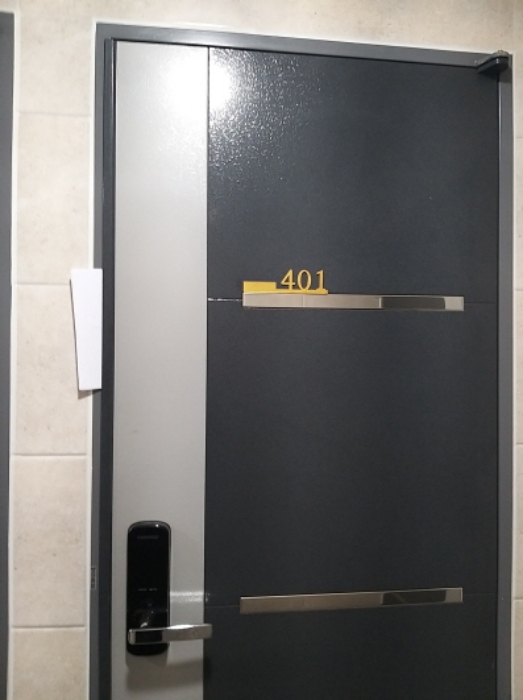 401호 출입문