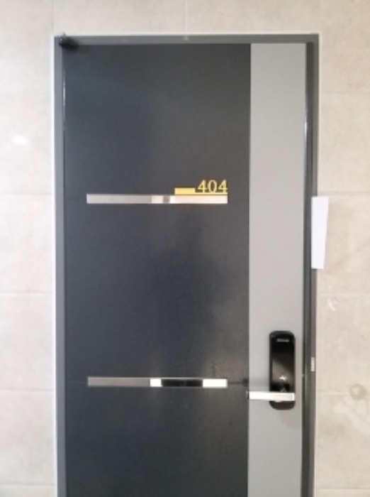 404호 출입문