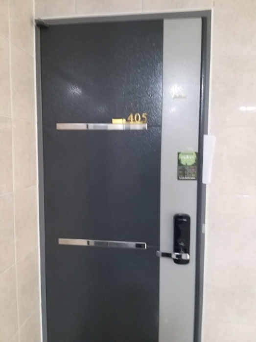 405호 출입문