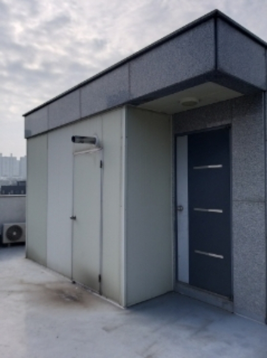 옥탑 창고 출입문