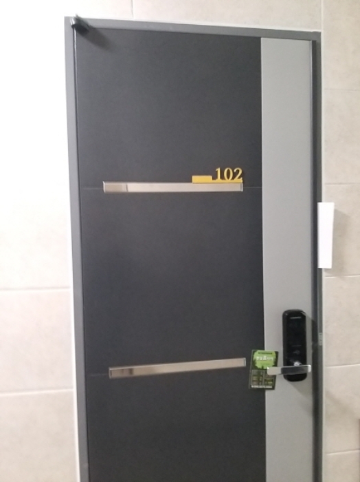 102호 출입문