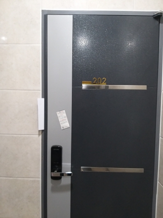 202호 출입문