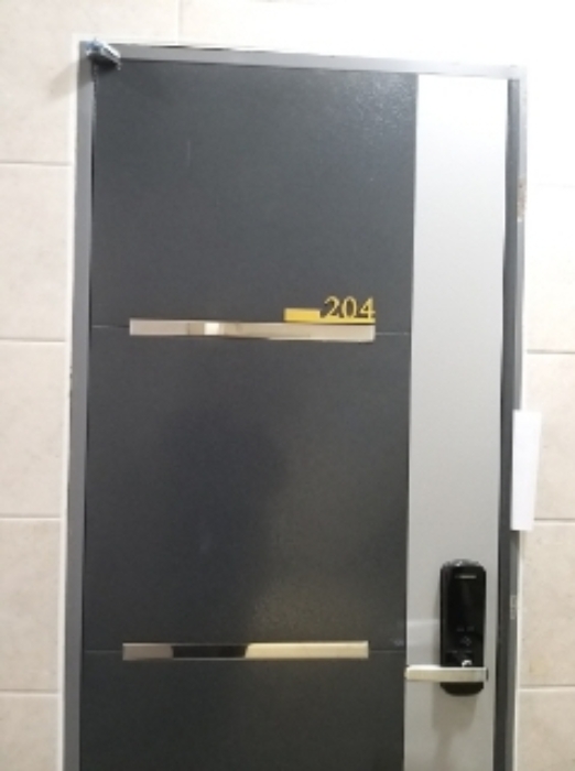 204호 출입문