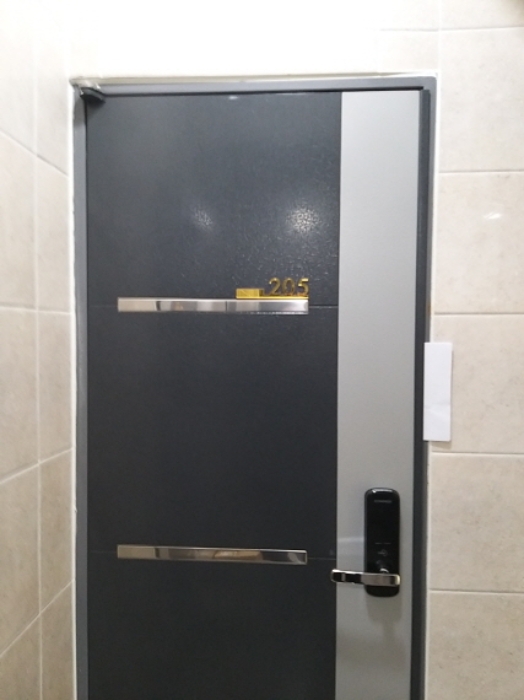 205호 출입문